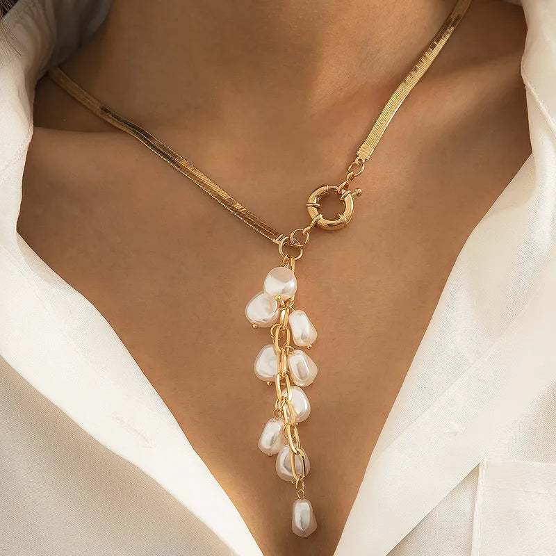 Simple Classic Style Flower Imitation Pearl Alloy Pendant Necklace