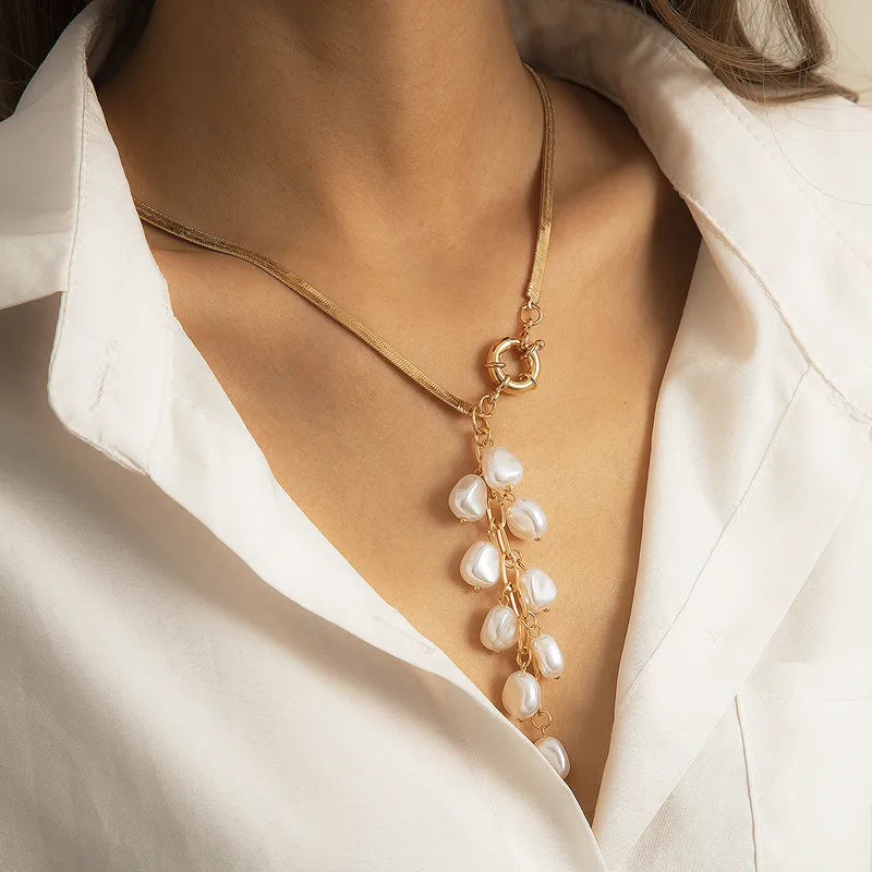 Simple Classic Style Flower Imitation Pearl Alloy Pendant Necklace